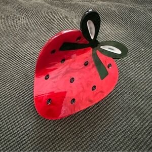 NWOT Strawberry Bow Hair Claw Clip